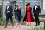 Den Haag 8 december 2021
Prinses Amalia arriveert voor de buitengewone vergadering van de Raad van State. Naast de prinses waren ook koning Willem Alexander en koningin Maxima bij de buitengewone vergadering aanwezig.
Na de vergadering ging Amalia in de tuin een boom planten.