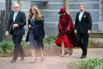Den Haag 8 december 2021
Prinses Amalia arriveert voor de buitengewone vergadering van de Raad van State. Naast de prinses waren ook koning Willem Alexander en koningin Maxima bij de buitengewone vergadering aanwezig.
Na de vergadering ging Amalia in de tuin een boom planten.