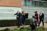 Den Haag 8 december 2021
Prinses Amalia arriveert voor de buitengewone vergadering van de Raad van State. Naast de prinses waren ook koning Willem Alexander en koningin Maxima bij de buitengewone vergadering aanwezig.
Na de vergadering ging Amalia in de tuin een boom planten.