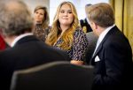 Den Haag 8 december 2021
Prinses Amalia arriveert voor de buitengewone vergadering van de Raad van State. Naast de prinses waren ook koning Willem Alexander en koningin Maxima bij de buitengewone vergadering aanwezig.
Na de vergadering ging Amalia in de tuin een boom planten.