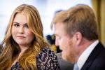 Den Haag 8 december 2021
Prinses Amalia arriveert voor de buitengewone vergadering van de Raad van State. Naast de prinses waren ook koning Willem Alexander en koningin Maxima bij de buitengewone vergadering aanwezig.
Na de vergadering ging Amalia in de tuin een boom planten.