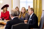 Den Haag 8 december 2021
Prinses Amalia arriveert voor de buitengewone vergadering van de Raad van State. Naast de prinses waren ook koning Willem Alexander en koningin Maxima bij de buitengewone vergadering aanwezig.
Na de vergadering ging Amalia in de tuin een boom planten.