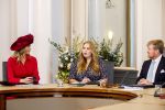 Den Haag 8 december 2021
Prinses Amalia arriveert voor de buitengewone vergadering van de Raad van State. Naast de prinses waren ook koning Willem Alexander en koningin Maxima bij de buitengewone vergadering aanwezig.
Na de vergadering ging Amalia in de tuin een boom planten.