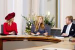 Den Haag 8 december 2021
Prinses Amalia arriveert voor de buitengewone vergadering van de Raad van State. Naast de prinses waren ook koning Willem Alexander en koningin Maxima bij de buitengewone vergadering aanwezig.
Na de vergadering ging Amalia in de tuin een boom planten.