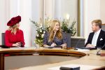 Den Haag 8 december 2021
Prinses Amalia arriveert voor de buitengewone vergadering van de Raad van State. Naast de prinses waren ook koning Willem Alexander en koningin Maxima bij de buitengewone vergadering aanwezig.
Na de vergadering ging Amalia in de tuin een boom planten.
