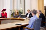Den Haag 8 december 2021
Prinses Amalia arriveert voor de buitengewone vergadering van de Raad van State. Naast de prinses waren ook koning Willem Alexander en koningin Maxima bij de buitengewone vergadering aanwezig.
Na de vergadering ging Amalia in de tuin een boom planten.