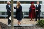 Den Haag 8 december 2021
Prinses Amalia arriveert voor de buitengewone vergadering van de Raad van State. Naast de prinses waren ook koning Willem Alexander en koningin Maxima bij de buitengewone vergadering aanwezig.
Na de vergadering ging Amalia in de tuin een boom planten.