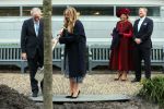 Den Haag 8 december 2021
Prinses Amalia arriveert voor de buitengewone vergadering van de Raad van State. Naast de prinses waren ook koning Willem Alexander en koningin Maxima bij de buitengewone vergadering aanwezig.
Na de vergadering ging Amalia in de tuin een boom planten.