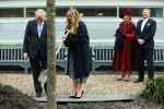 Den Haag 8 december 2021
Prinses Amalia arriveert voor de buitengewone vergadering van de Raad van State. Naast de prinses waren ook koning Willem Alexander en koningin Maxima bij de buitengewone vergadering aanwezig.
Na de vergadering ging Amalia in de tuin een boom planten.