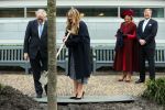 Den Haag 8 december 2021
Prinses Amalia arriveert voor de buitengewone vergadering van de Raad van State. Naast de prinses waren ook koning Willem Alexander en koningin Maxima bij de buitengewone vergadering aanwezig.
Na de vergadering ging Amalia in de tuin een boom planten.
