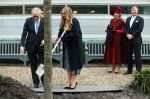 Den Haag 8 december 2021
Prinses Amalia arriveert voor de buitengewone vergadering van de Raad van State. Naast de prinses waren ook koning Willem Alexander en koningin Maxima bij de buitengewone vergadering aanwezig.
Na de vergadering ging Amalia in de tuin een boom planten.