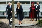 Den Haag 8 december 2021
Prinses Amalia arriveert voor de buitengewone vergadering van de Raad van State. Naast de prinses waren ook koning Willem Alexander en koningin Maxima bij de buitengewone vergadering aanwezig.
Na de vergadering ging Amalia in de tuin een boom planten.
