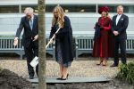 Den Haag 8 december 2021
Prinses Amalia arriveert voor de buitengewone vergadering van de Raad van State. Naast de prinses waren ook koning Willem Alexander en koningin Maxima bij de buitengewone vergadering aanwezig.
Na de vergadering ging Amalia in de tuin een boom planten.