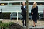 Den Haag 8 december 2021
Prinses Amalia arriveert voor de buitengewone vergadering van de Raad van State. Naast de prinses waren ook koning Willem Alexander en koningin Maxima bij de buitengewone vergadering aanwezig.
Na de vergadering ging Amalia in de tuin een boom planten.