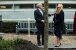 Den Haag 8 december 2021
Prinses Amalia arriveert voor de buitengewone vergadering van de Raad van State. Naast de prinses waren ook koning Willem Alexander en koningin Maxima bij de buitengewone vergadering aanwezig.
Na de vergadering ging Amalia in de tuin een boom planten.
