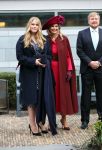 Den Haag 8 december 2021
Prinses Amalia arriveert voor de buitengewone vergadering van de Raad van State. Naast de prinses waren ook koning Willem Alexander en koningin Maxima bij de buitengewone vergadering aanwezig.
Na de vergadering ging Amalia in de tuin een boom planten.