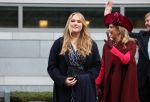 Den Haag 8 december 2021
Prinses Amalia arriveert voor de buitengewone vergadering van de Raad van State. Naast de prinses waren ook koning Willem Alexander en koningin Maxima bij de buitengewone vergadering aanwezig.
Na de vergadering ging Amalia in de tuin een boom planten.