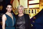Aalsmeer 28 november 2021
Premiere One de musical . Renee v  Wegberg met moeder