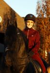 Lunteren 22 november 2021
Presentatie paarden calendar waarvan opbrengst naar het KWF gaat . Bridget Maasland en Samantha Steenwijk krijgen het eerste exemplaar . Ze kopen per paard aanrijden