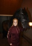 Lunteren 22 november 2021
Presentatie paarden calendar waarvan opbrengst naar het KWF gaat . Bridget Maasland en Samantha Steenwijk krijgen het eerste exemplaar . Ze kopen per paard aanrijden