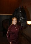 Lunteren 22 november 2021
Presentatie paarden calendar waarvan opbrengst naar het KWF gaat . Bridget Maasland en Samantha Steenwijk krijgen het eerste exemplaar . Ze kopen per paard aanrijden