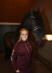 Lunteren 22 november 2021
Presentatie paarden calendar waarvan opbrengst naar het KWF gaat . Bridget Maasland en Samantha Steenwijk krijgen het eerste exemplaar . Ze kopen per paard aanrijden