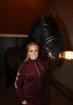 Lunteren 22 november 2021
Presentatie paarden calendar waarvan opbrengst naar het KWF gaat . Bridget Maasland en Samantha Steenwijk krijgen het eerste exemplaar . Ze kopen per paard aanrijden