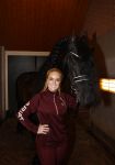 Lunteren 22 november 2021
Presentatie paarden calendar waarvan opbrengst naar het KWF gaat . Bridget Maasland en Samantha Steenwijk krijgen het eerste exemplaar . Ze kopen per paard aanrijden