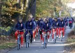Zeist 14 november 2022
Het Nederlands vrouwen elftal vertrekt met fiets naar training onder leiding van Andries Jonker . Andries Jonker en Sherida Spitse