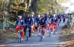 Zeist 14 november 2022
Het Nederlands vrouwen elftal vertrekt met fiets naar training onder leiding van Andries Jonker . Andries Jonker en Sherida Spitse