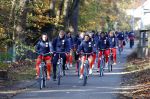 Zeist 14 november 2022
Het Nederlands vrouwen elftal vertrekt met fiets naar training onder leiding van Andries Jonker . Andries Jonker en Sherida Spitse