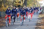 Zeist 14 november 2022
Het Nederlands vrouwen elftal vertrekt met fiets naar training onder leiding van Andries Jonker . Andries Jonker en Sherida Spitse