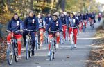 Zeist 14 november 2022
Het Nederlands vrouwen elftal vertrekt met fiets naar training onder leiding van Andries Jonker . Andries Jonker en Sherida Spitse