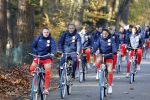 Zeist 14 november 2022
Het Nederlands vrouwen elftal vertrekt met fiets naar training onder leiding van Andries Jonker . Andries Jonker en Sherida Spitse