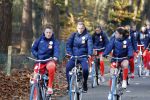 Zeist 14 november 2022
Het Nederlands vrouwen elftal vertrekt met fiets naar training onder leiding van Andries Jonker . Andries Jonker en Sherida Spitse