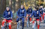 Zeist 14 november 2022
Het Nederlands vrouwen elftal vertrekt met fiets naar training onder leiding van Andries Jonker . Andries Jonker en Sherida Spitse