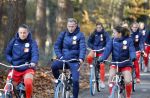 Zeist 14 november 2022
Het Nederlands vrouwen elftal vertrekt met fiets naar training onder leiding van Andries Jonker . Andries Jonker en Sherida Spitse