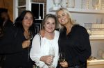 Naarden 24 november 2022
Presentatie van nieuwe lijn van Monique des Bouvrie in het Arsenaal. Antoinette Scheulderman met twee colega's