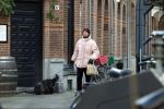 Amsterdam 15 december 2022
Christian Poulsen , voormalig Ajax en Liverpool voetballer woont tegenwoordig nog steeds in Amsterdam . Hier wandelt hij met zijn hond door Amsterdam zuid.