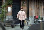 Amsterdam 15 december 2022
Christian Poulsen , voormalig Ajax en Liverpool voetballer woont tegenwoordig nog steeds in Amsterdam . Hier wandelt hij met zijn hond door Amsterdam zuid.