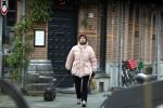 Amsterdam 15 december 2022
Christian Poulsen , voormalig Ajax en Liverpool voetballer woont tegenwoordig nog steeds in Amsterdam . Hier wandelt hij met zijn hond door Amsterdam zuid.