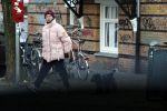 Amsterdam 15 december 2022
Christian Poulsen , voormalig Ajax en Liverpool voetballer woont tegenwoordig nog steeds in Amsterdam . Hier wandelt hij met zijn hond door Amsterdam zuid.