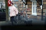 Amsterdam 15 december 2022
Christian Poulsen , voormalig Ajax en Liverpool voetballer woont tegenwoordig nog steeds in Amsterdam . Hier wandelt hij met zijn hond door Amsterdam zuid.