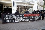 Amsterdam 17 december 2022
Demonstranten tegen het gebruik van Bont bij de Balenciaga en Louis Vuitton winkels op de pc Hooftstraat.