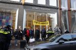 Amsterdam 17 december 2022
Demonstranten tegen het gebruik van Bont bij de Balenciaga en Louis Vuitton winkels op de pc Hooftstraat.