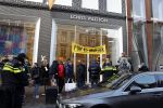 Amsterdam 17 december 2022
Demonstranten tegen het gebruik van Bont bij de Balenciaga en Louis Vuitton winkels op de pc Hooftstraat.