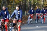 Zeist 14 november 2022
Het Nederlands vrouwen elftal vertrekt met fiets naar training onder leiding van Andries Jonker . Dominique Janssen