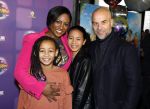 Amsterdam 17 december 2022
Premiere het feest van tante Ria in Pathe Noord .
Cast bestaat oa uit Najib Amhali Tooske Ragas Edo Brunner Edsilia Rombley Jack v gelder Pim Muda Thimo v Haaren  Ridder v Kooten Esther Mbire en Piet Tomassen. Edsilia Rombley kwam met haar man Tjeerd Oosterhuyis , hun kinderen en moeder en schoonmoeder