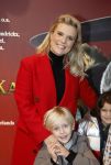 Amsterdam 10 december 2022
Premiere de gelaarsde kat in Pathe Arena .
Eveline Stallaart met zoon en vriendjes