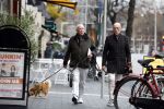 Amsterdam 18 november 2022
Frans Mulder met partner en hun hondje in Amsterdam zuid.